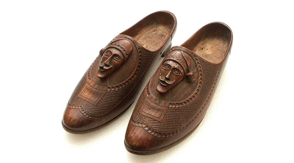Sabots sculptés en forme de chaussure
